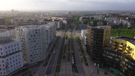 Straßenbahn-In-Port-Marianne-Bei-Sonnenuntergang,-Drohnenaufnahme-Aus-Der-Luft,-Montpellier,-Frankreich,-Neu